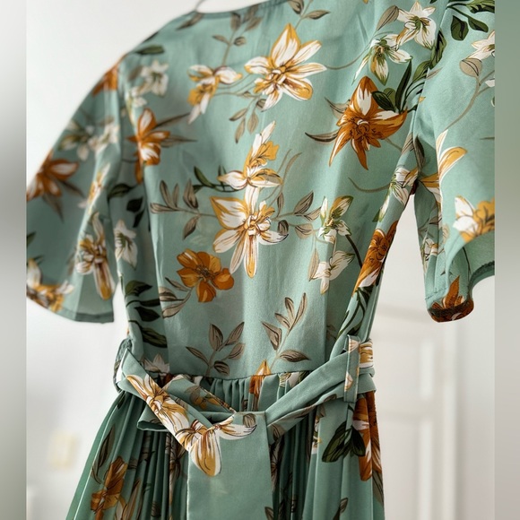 Floral Green Pleated Dress - Picture 3 of 7